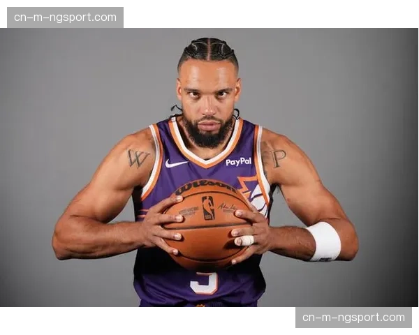 特写镜头：德文·布恩与狄龙·布鲁克斯发生口角，双方各吃一T