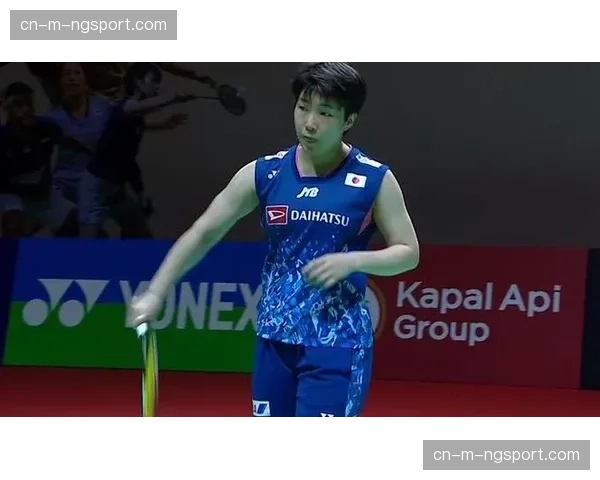 聚焦：山口茜在尤杯关键分救球后倒地，短暂治疗坚持完赛