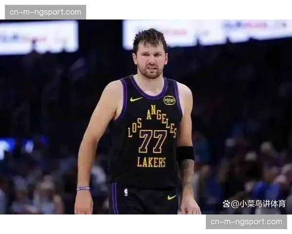 东契奇左腿筋二级拉伤无限期缺阵，里夫斯左侧腹斜肌二级拉伤缺席剩余常规赛